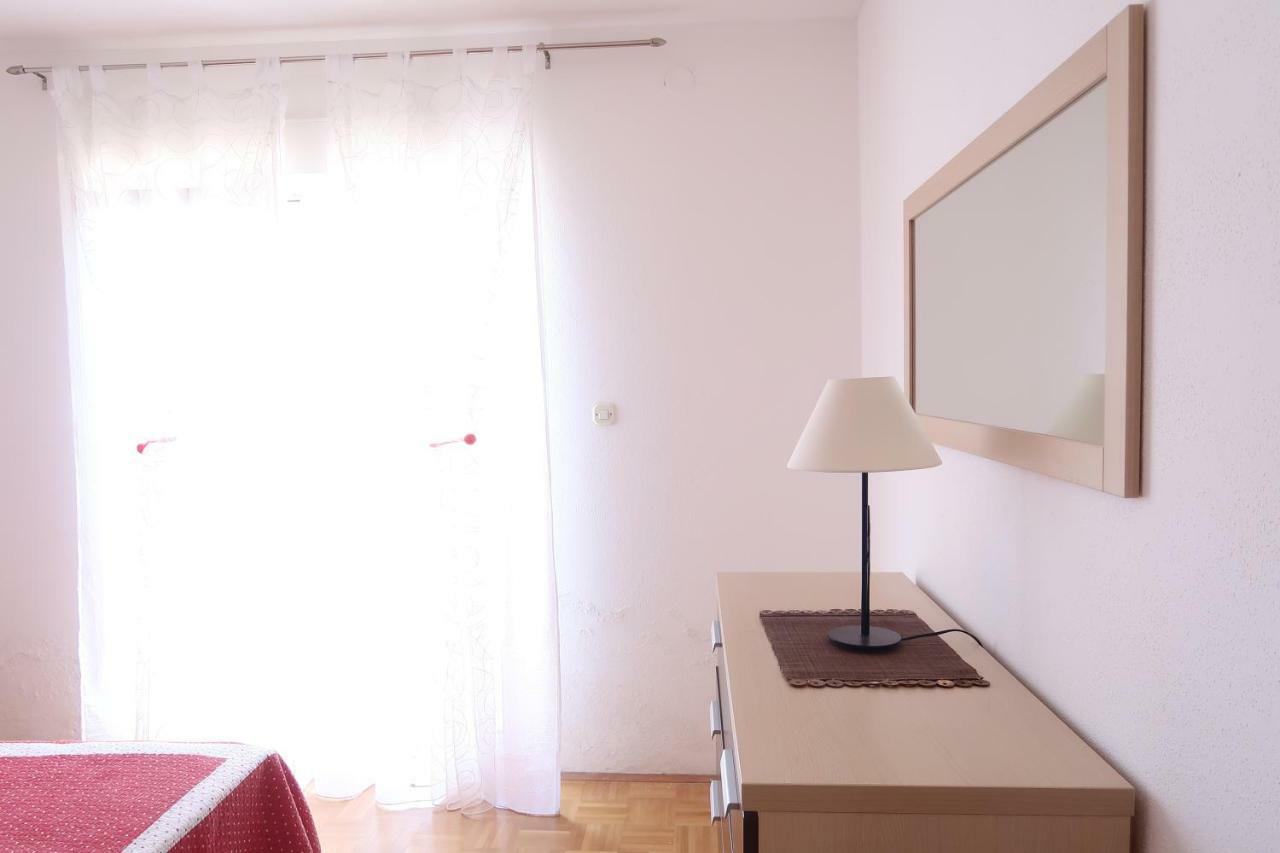 Apartments Maras Primosten Bagian luar foto